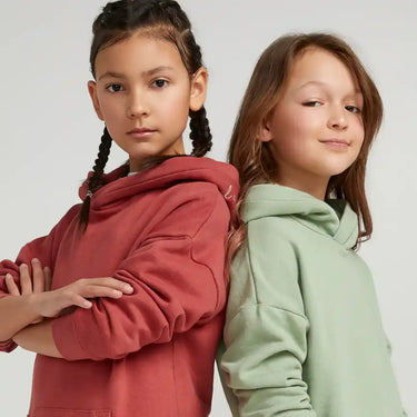 Deux enfants portant des sweat-shirts à capuche décontractés de couleur rouge rouille et vert menthe.