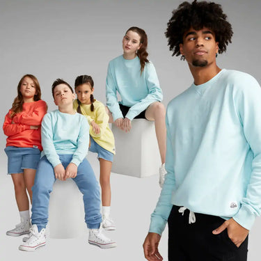 Un groupe portant des sweats décontractés dans des couleurs pastel et vives.