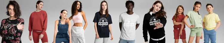 Groupe de personnes portant des vêtements décontractés et des t-shirts se tenant en rang.