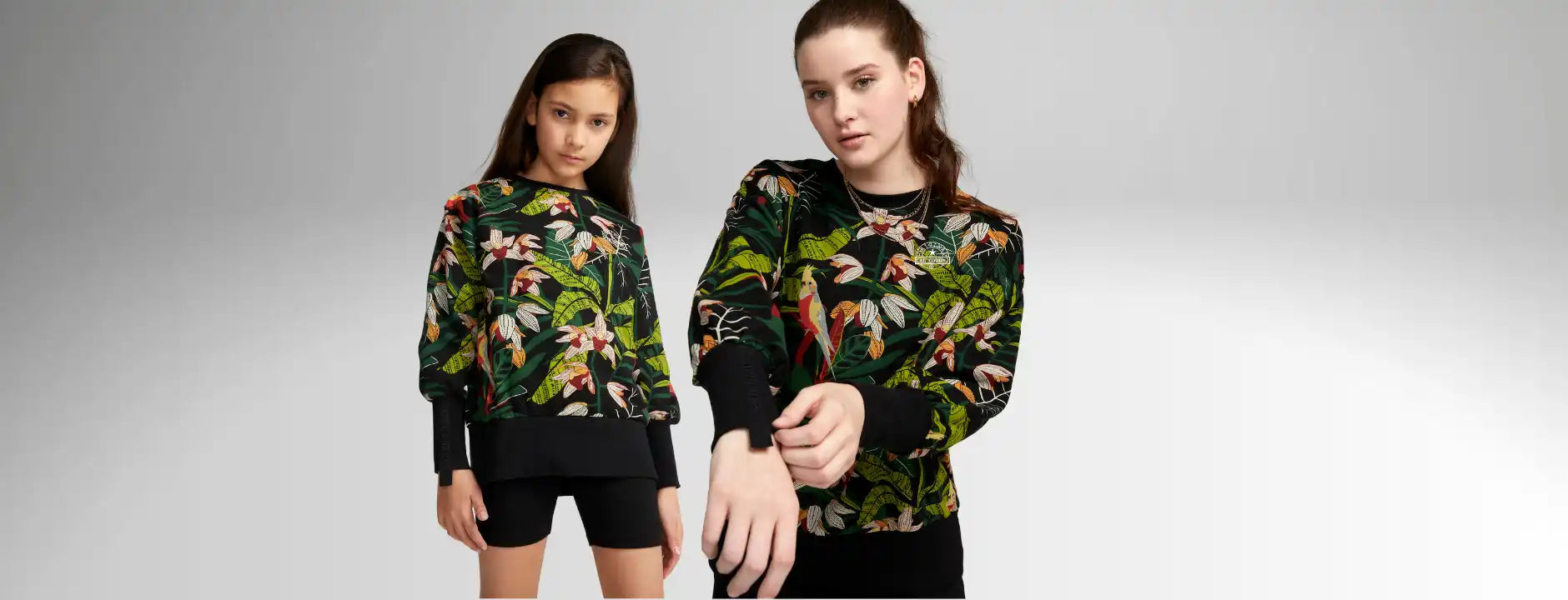 Sweatshirts à imprimé floral tropical portés avec des shorts noirs.